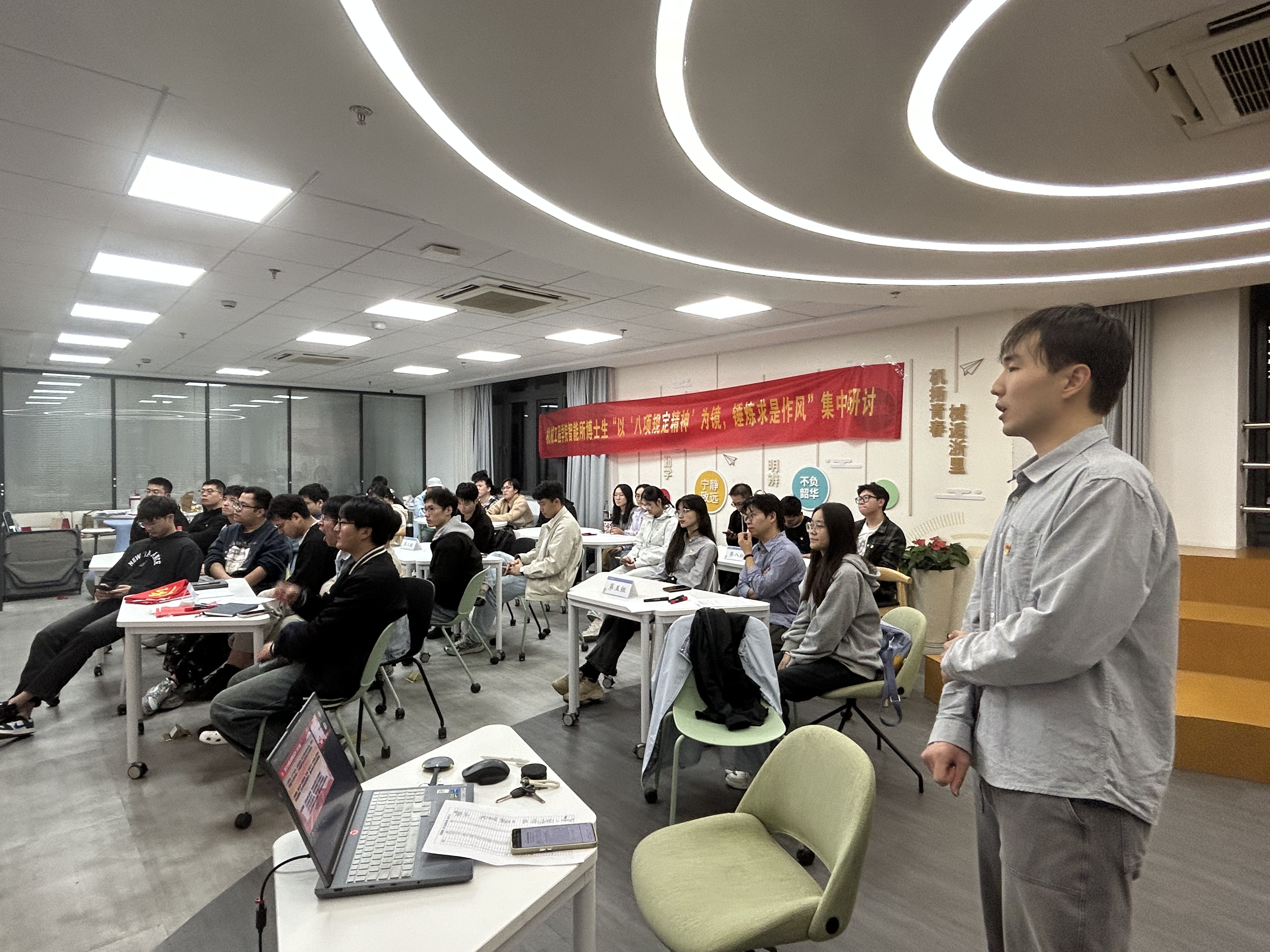 餐厅里的人们 AI 生成的内容可能不正确。