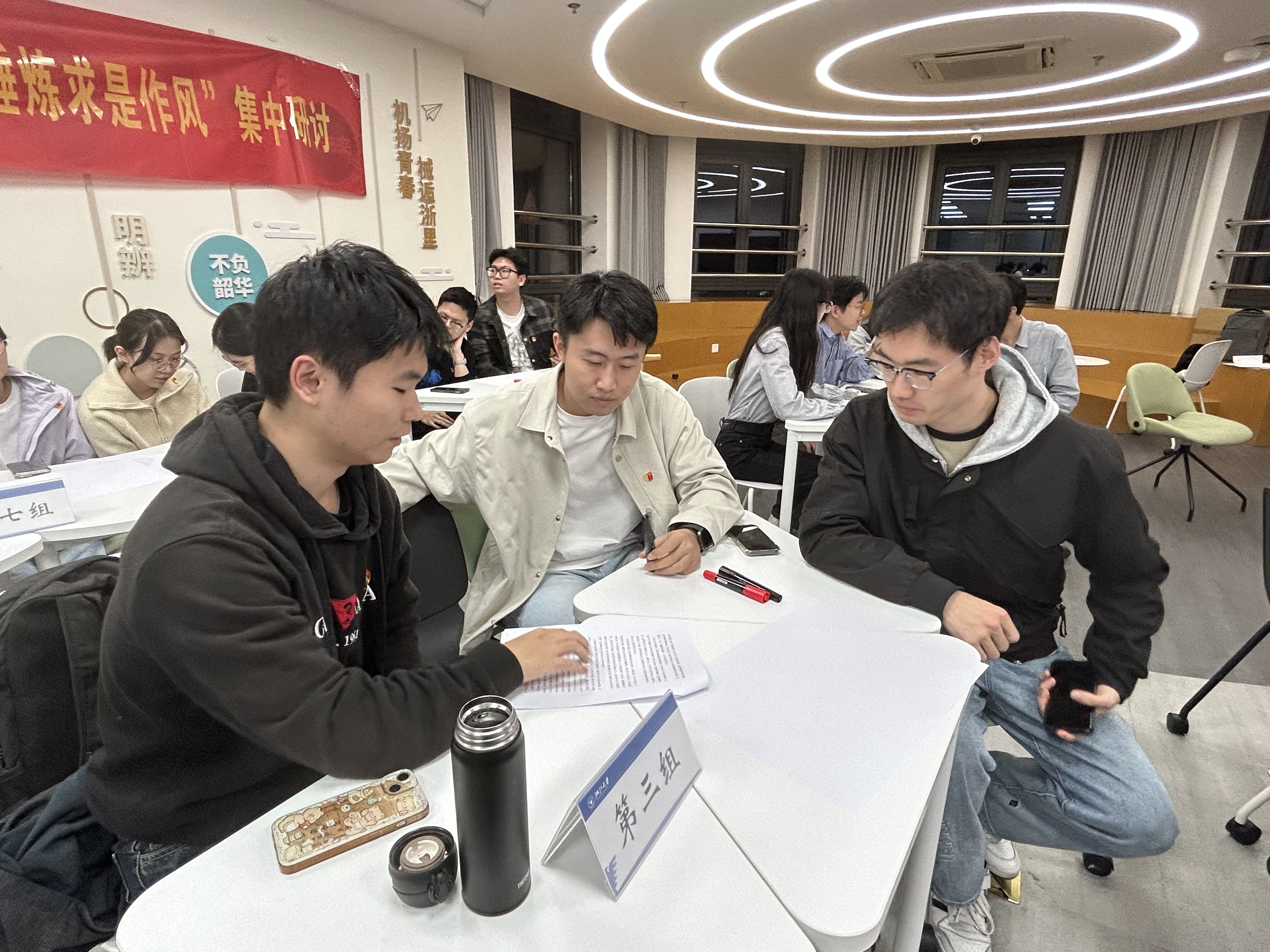 一群人正在用餐聊天 AI 生成的内容可能不正确。