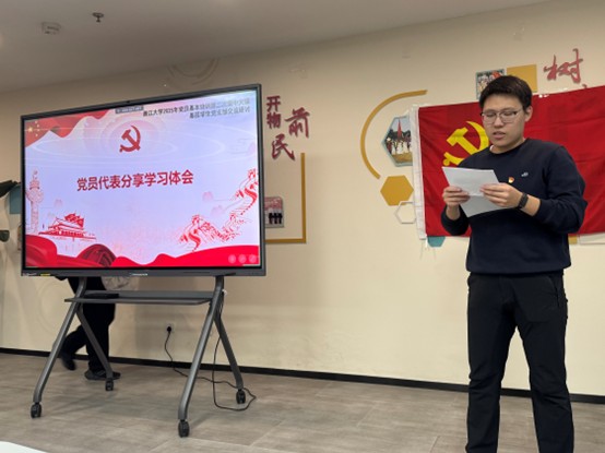 男人站在房间里 AI 生成的内容可能不正确。