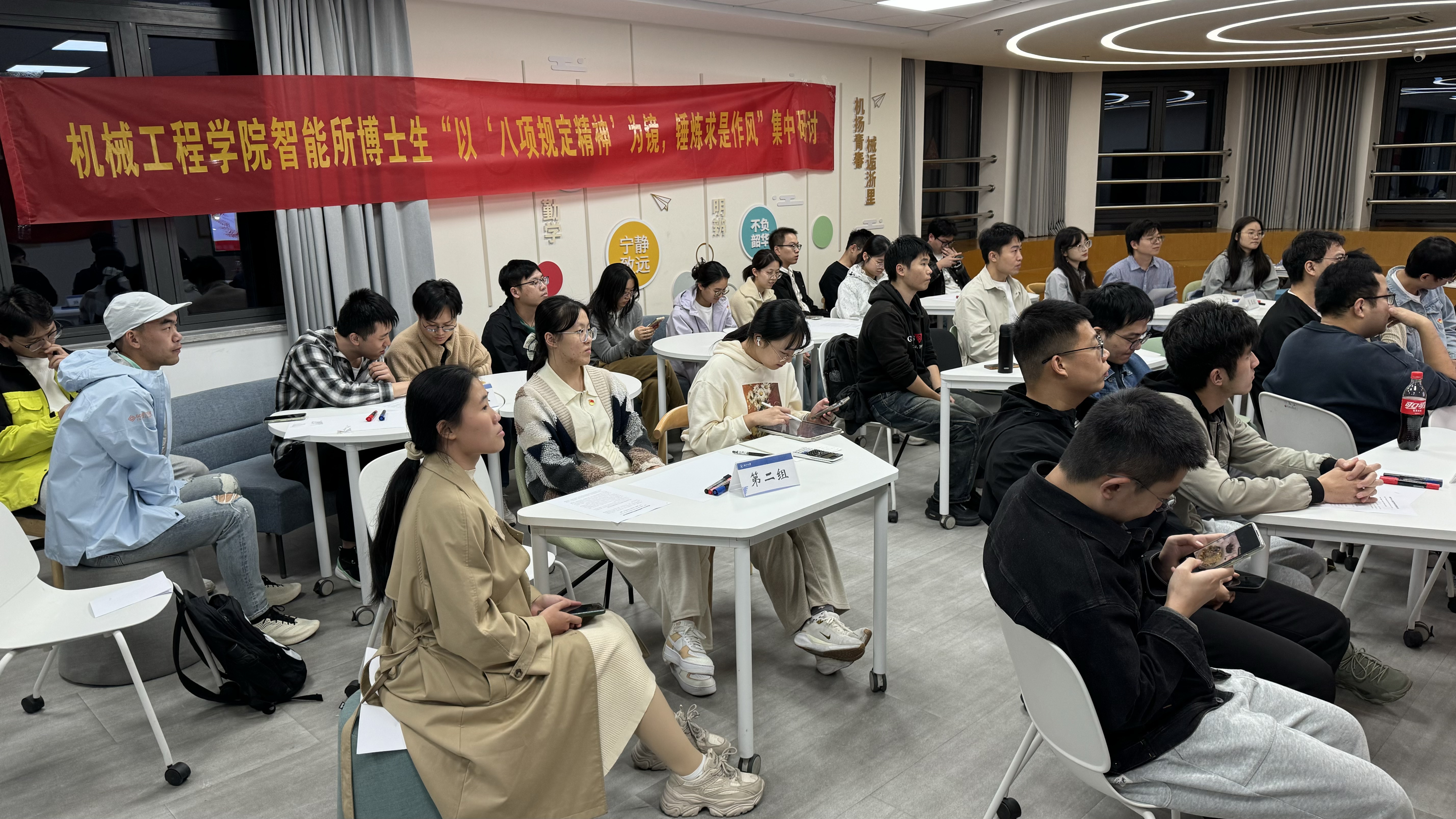 一群人坐在桌子前 AI 生成的内容可能不正确。