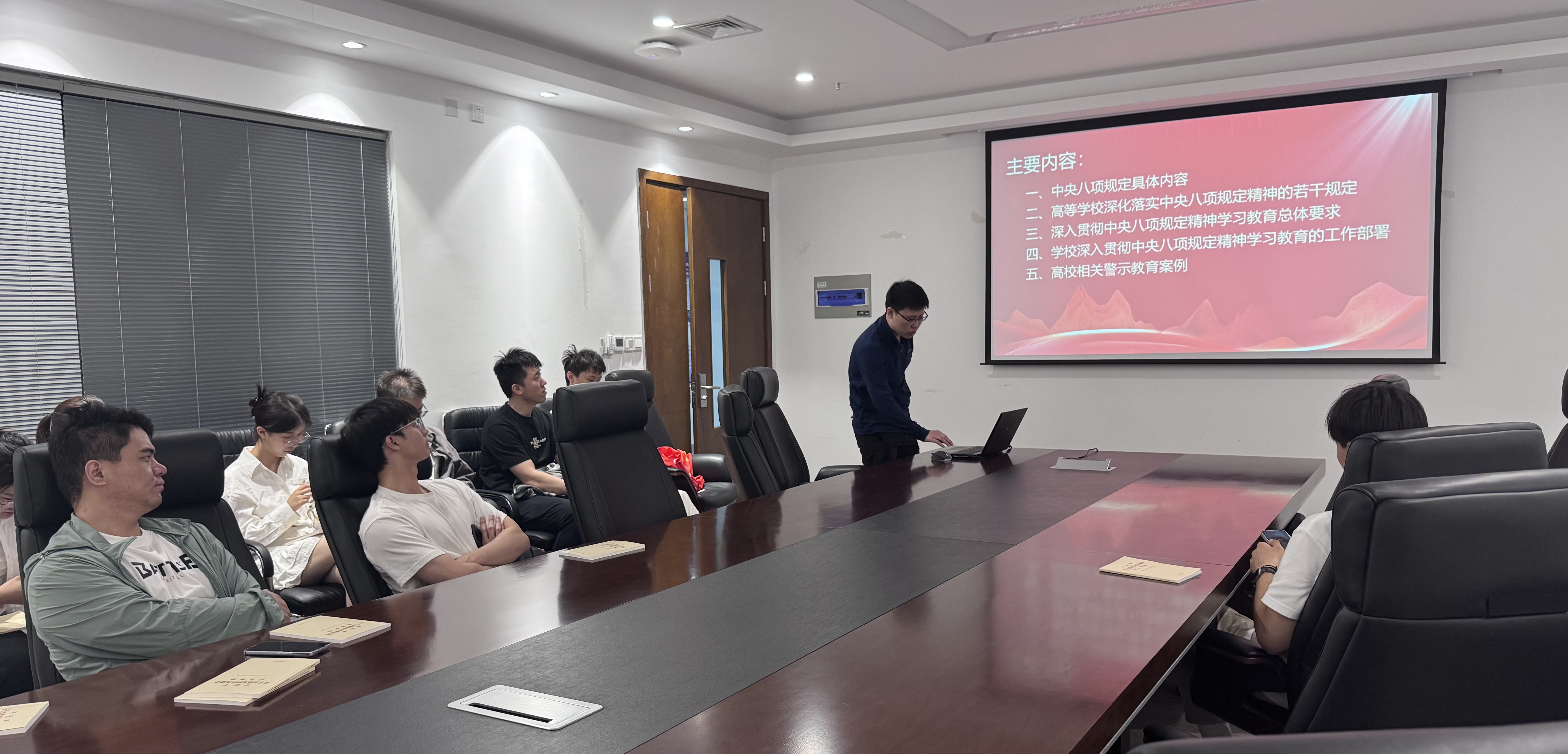 会议室里的人们 AI 生成的内容可能不正确。