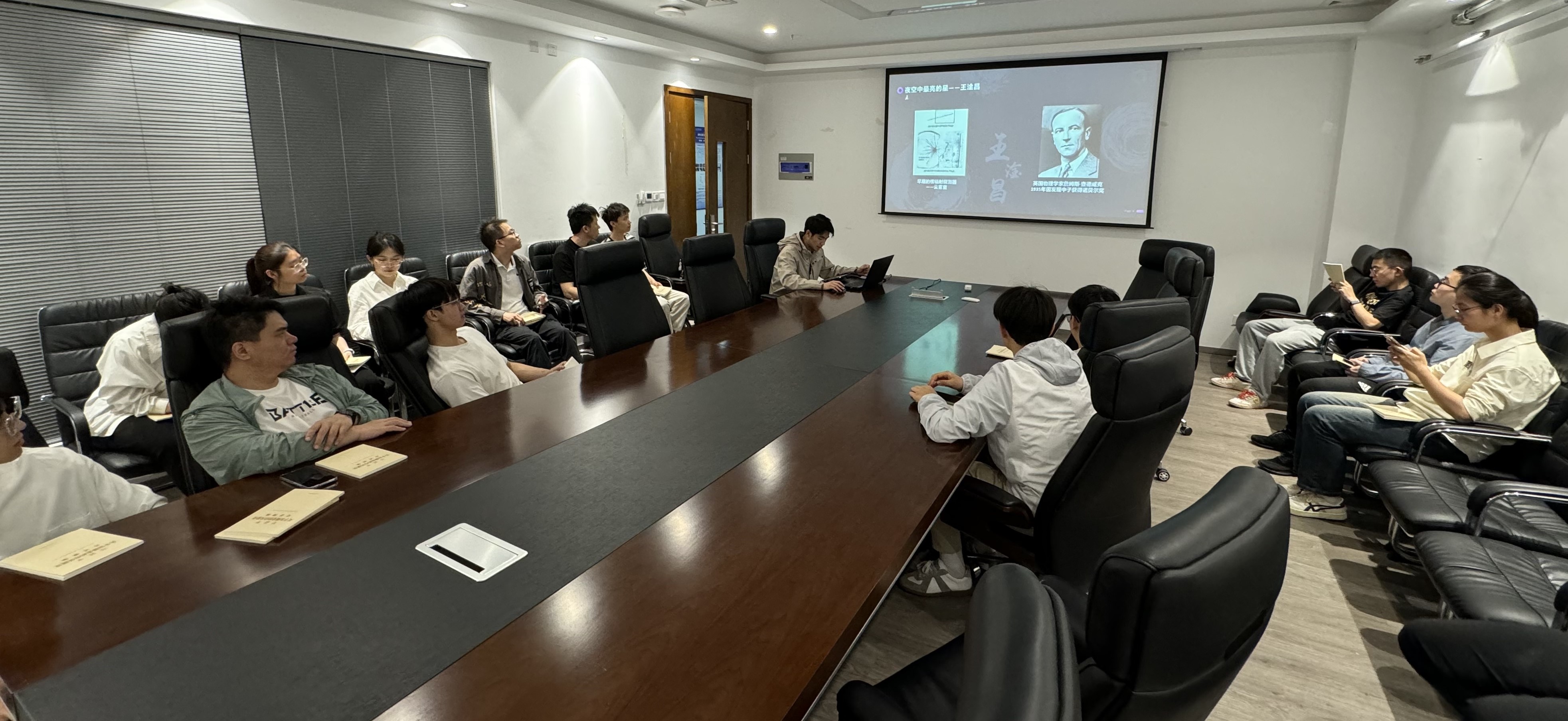 会议室里的人们 AI 生成的内容可能不正确。