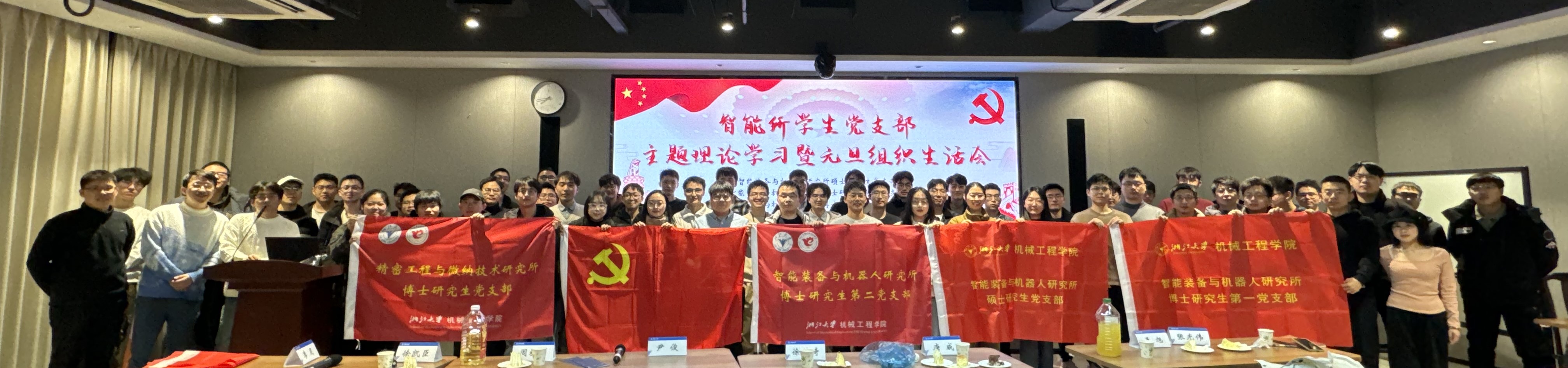 图片包含 桌子, 游戏机, 男人, 电脑 描述已自动生成