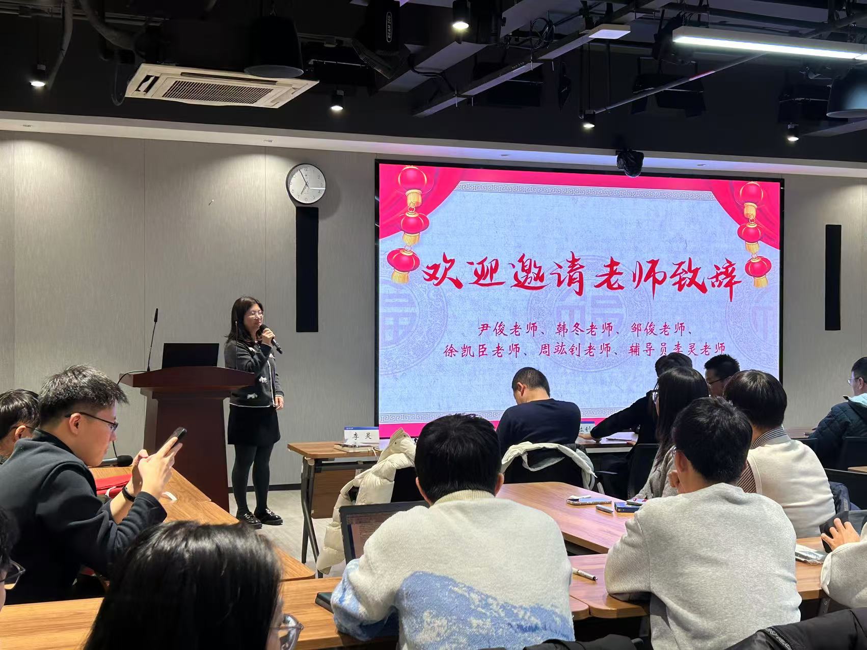 一群人在开会 描述已自动生成