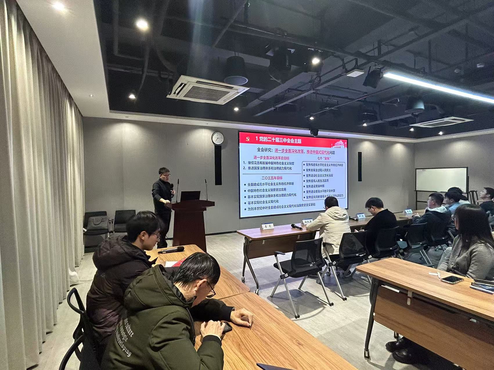 人们在看台上的人在房间里  中度可信度描述已自动生成