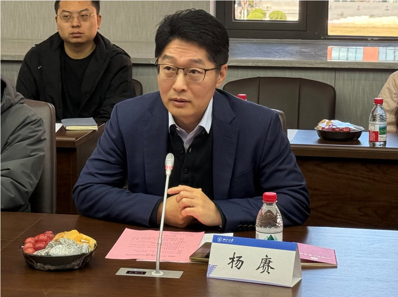 男人和女人坐在桌子前  AI 生成的内容可能不正确。