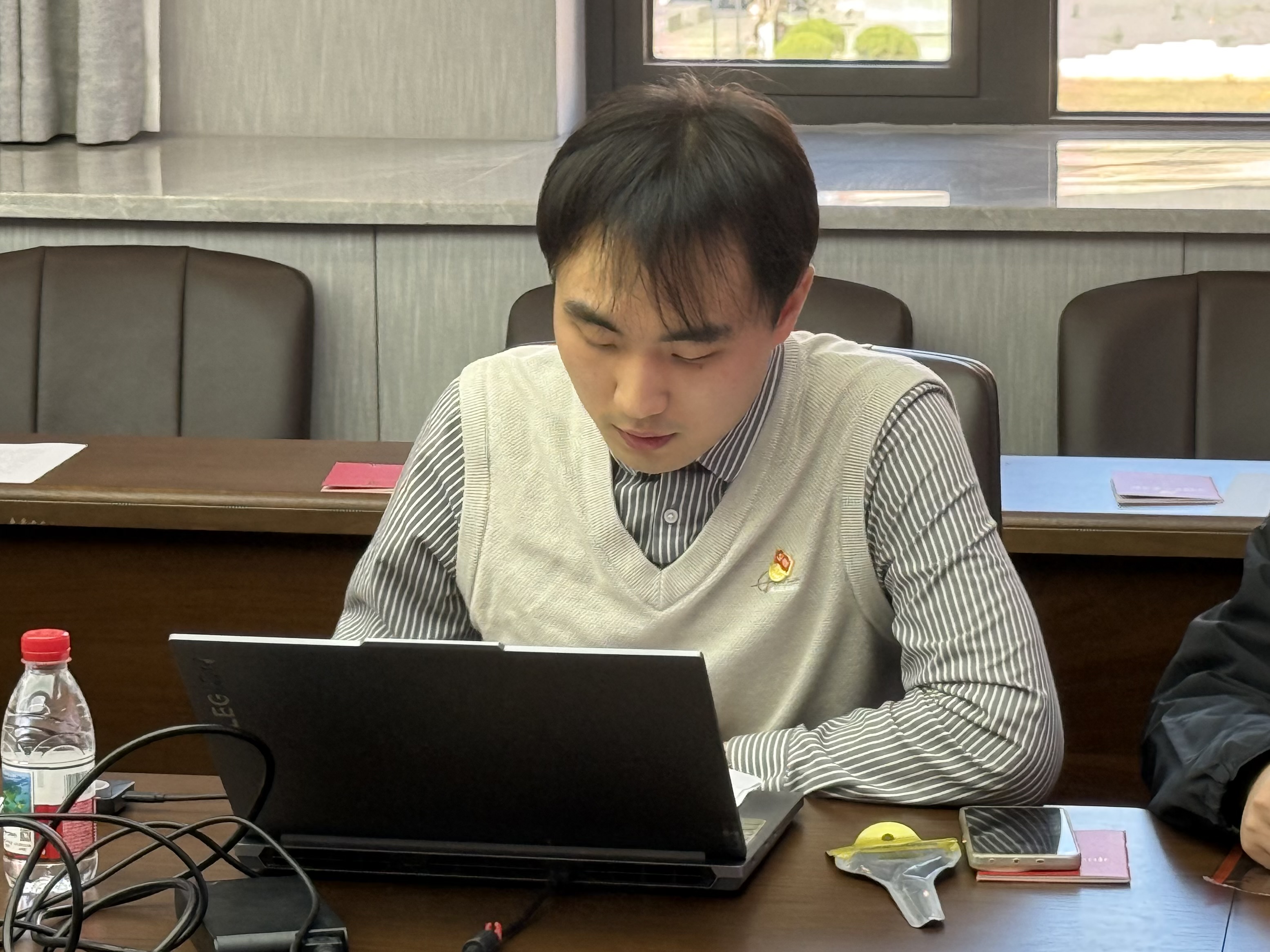 图片包含 人, 桌子, 室内, 窗户  AI 生成的内容可能不正确。