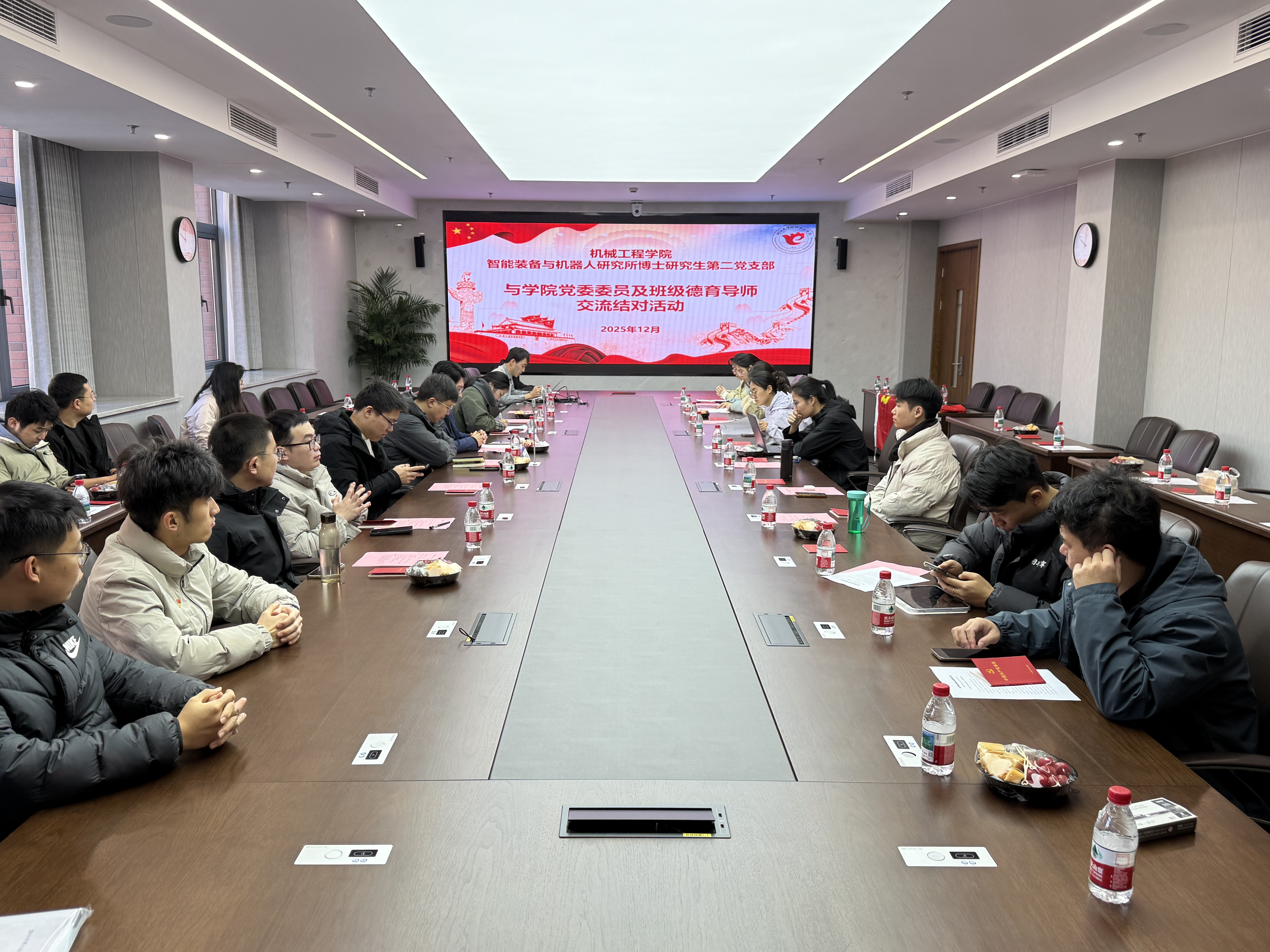 图片包含 人, 建筑, 室内, 人们  AI 生成的内容可能不正确。