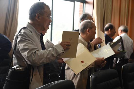 向校友赠予巴拉巴拉