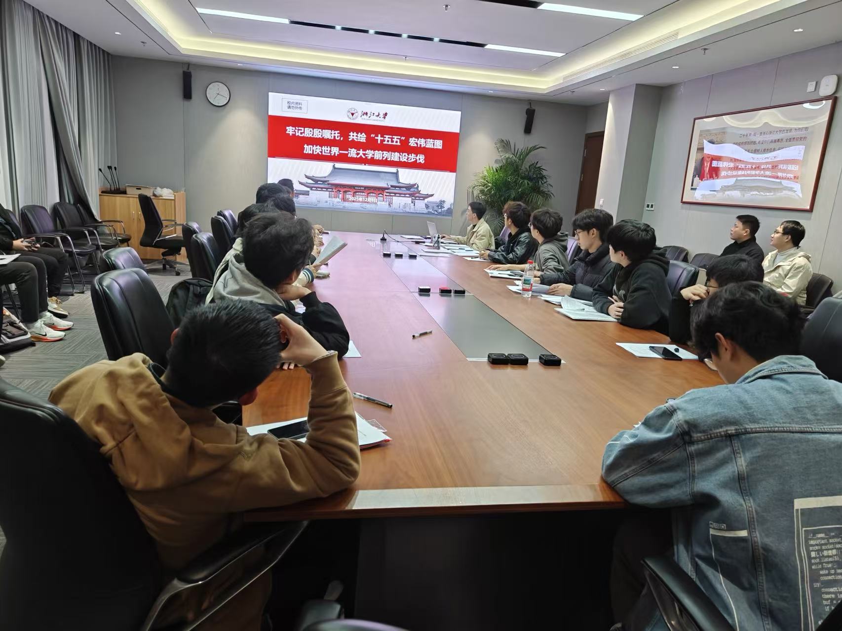 会议室里的人们  AI 生成的内容可能不正确。