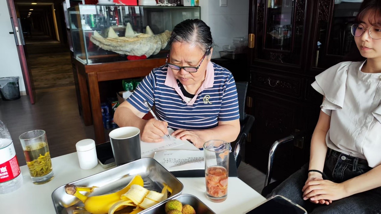 男人和女人在餐厅里吃东西 AI 生成的内容可能不正确。