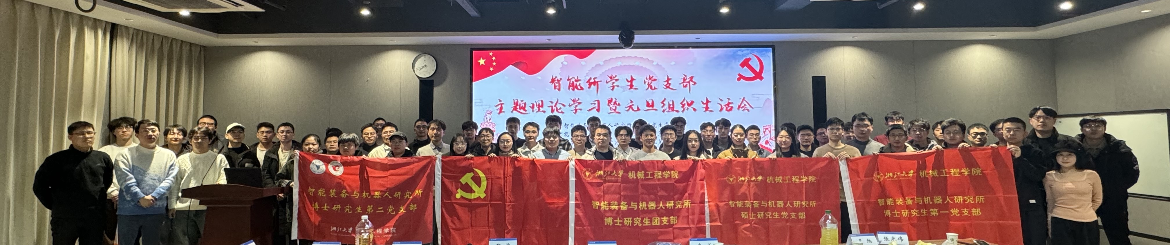 图片包含 游戏机, 桌子, 男人, 房间 描述已自动生成