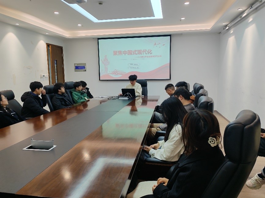 会议室里的人们 描述已自动生成