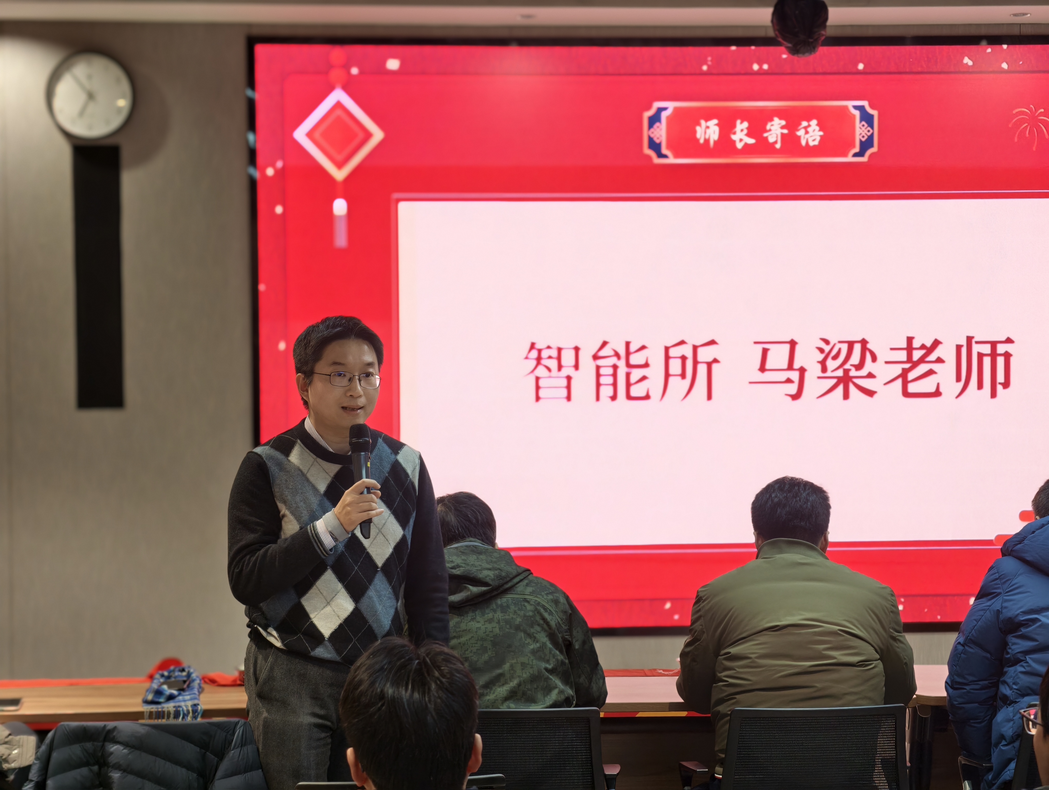 一群人在台上演讲  AI 生成的内容可能不正确。