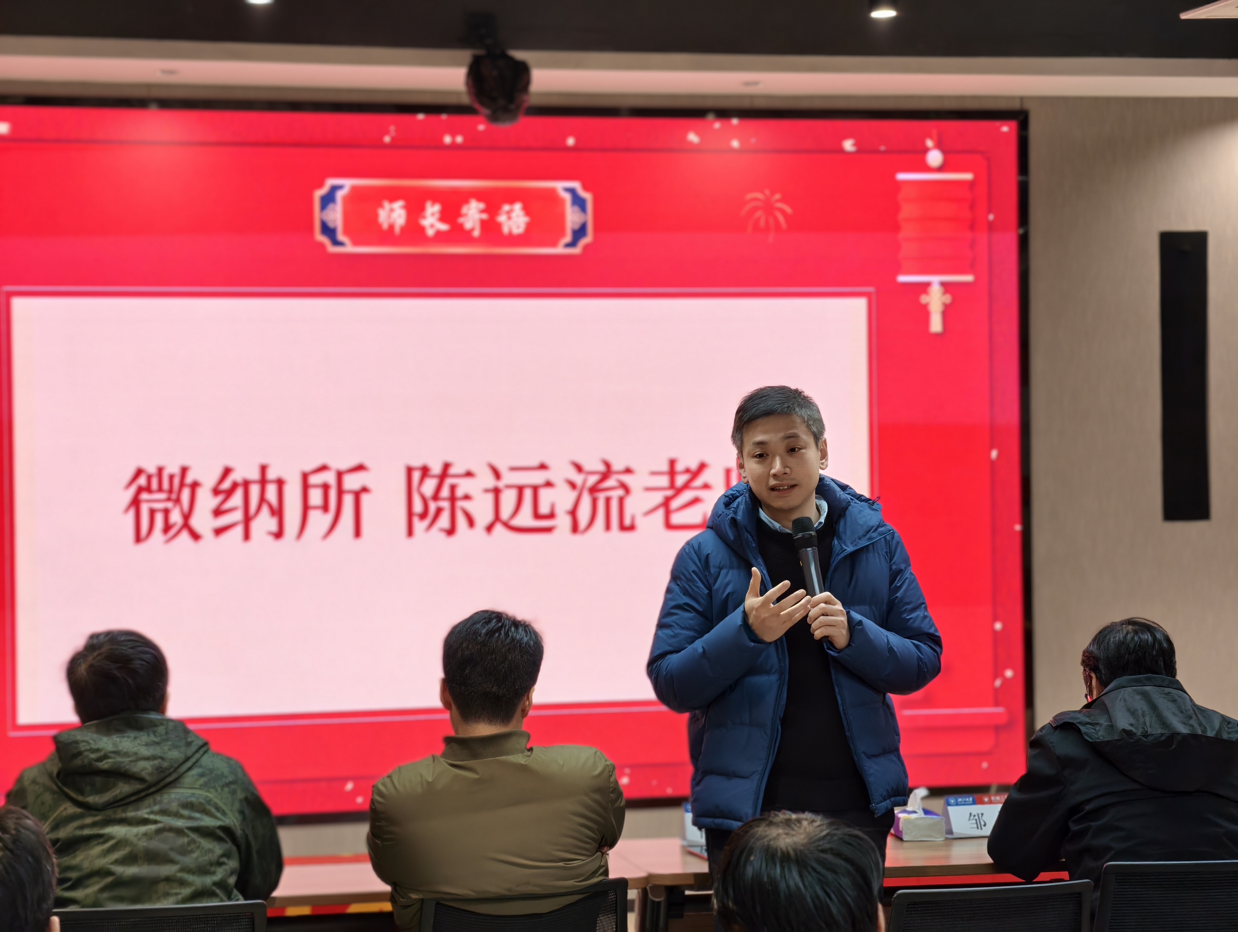 一群人站在台上  AI 生成的内容可能不正确。