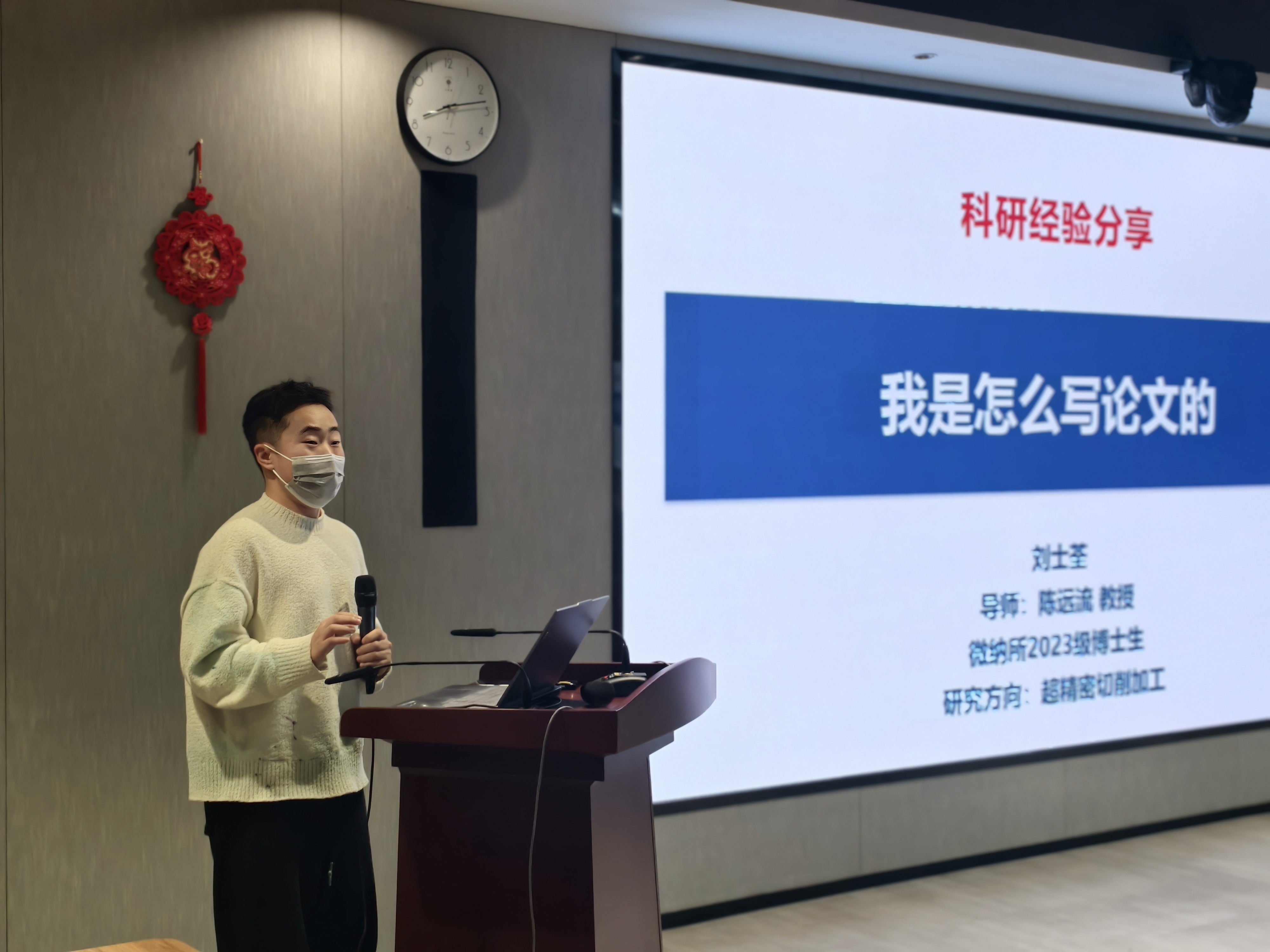 男人站在电视前玩游戏  AI 生成的内容可能不正确。