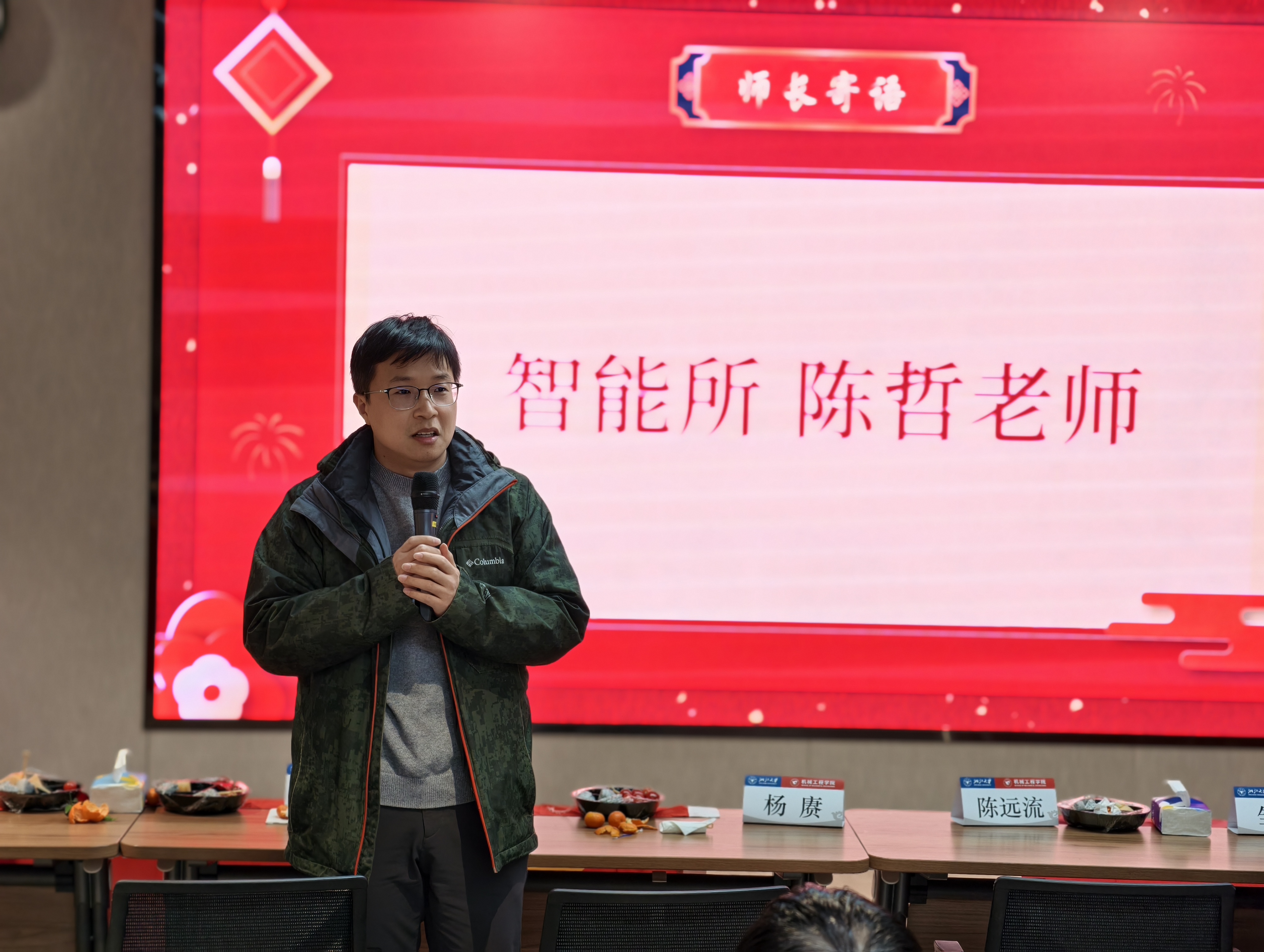 一些人站在台上  AI 生成的内容可能不正确。