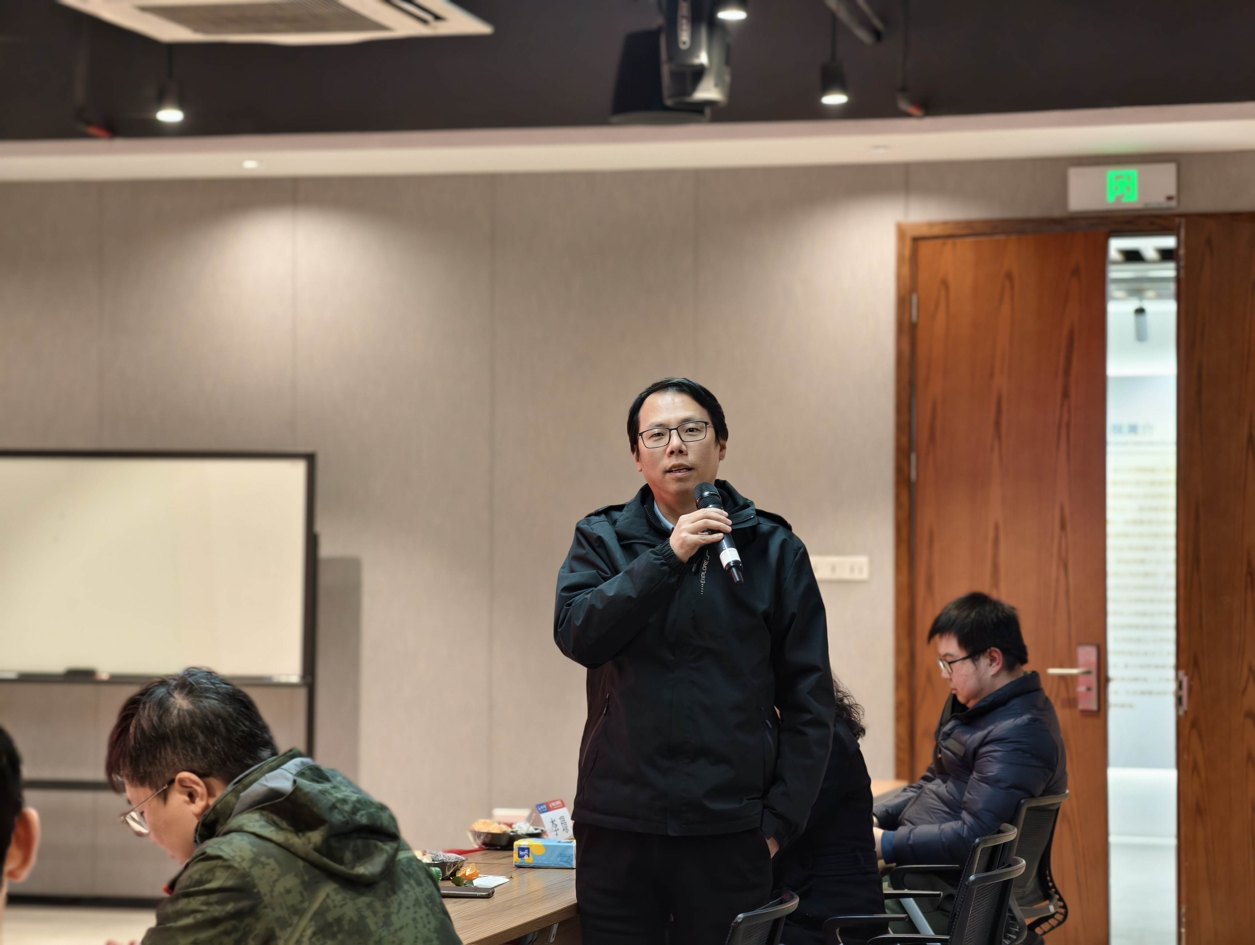 图片包含 人, 室内, 男人, 站  AI 生成的内容可能不正确。