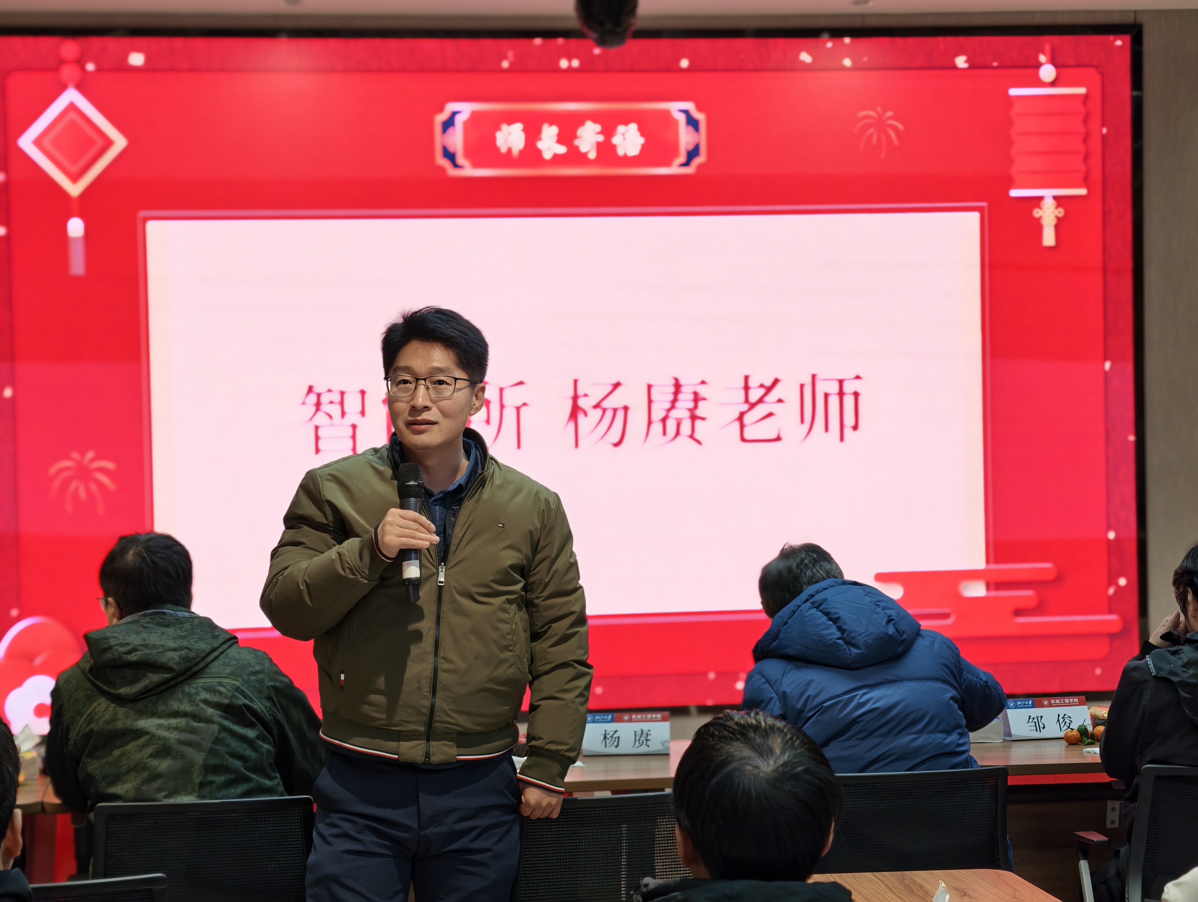 一群人站在男人的照片上写着字  AI 生成的内容可能不正确。