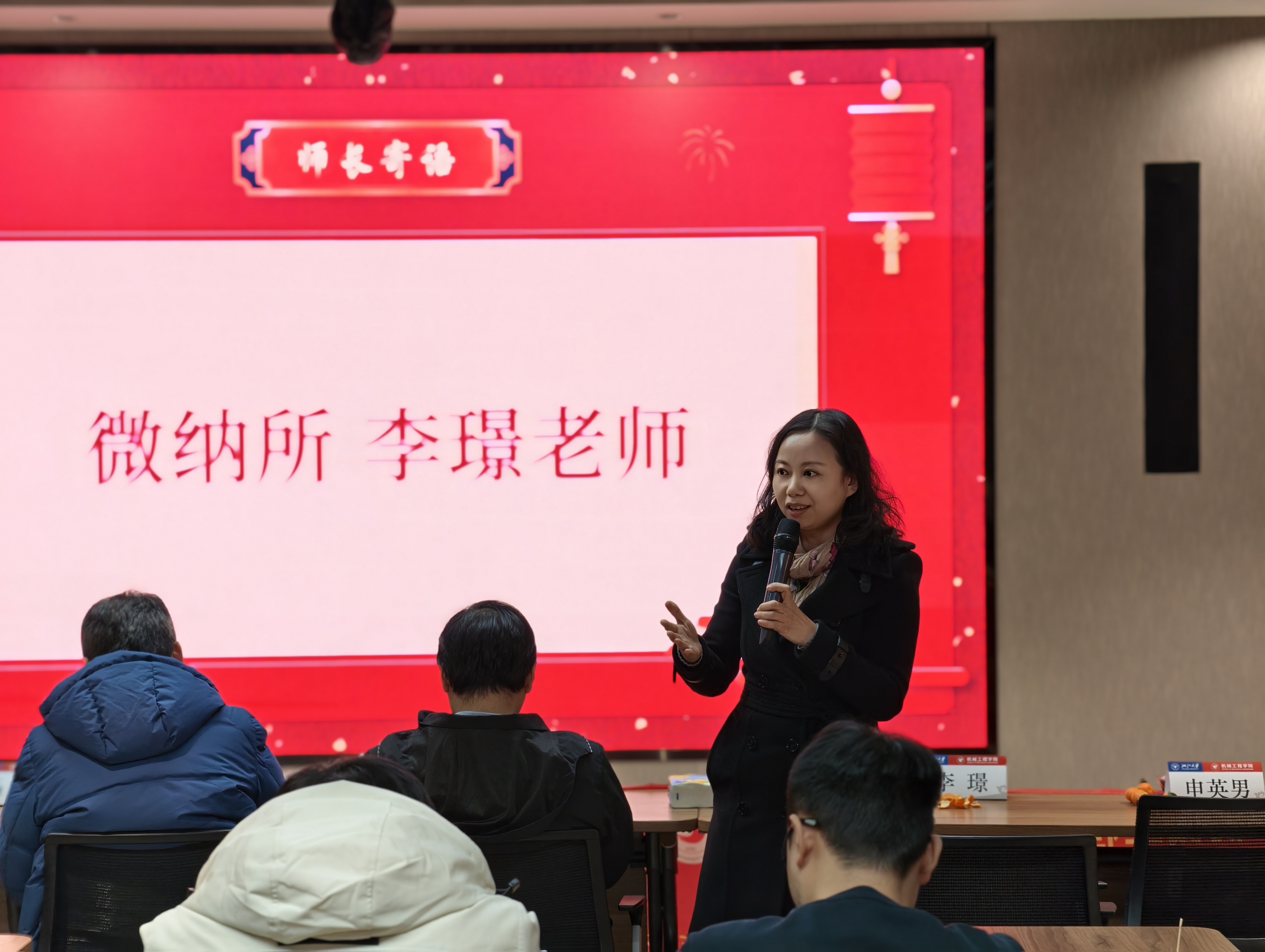 一群人在台上演讲  AI 生成的内容可能不正确。