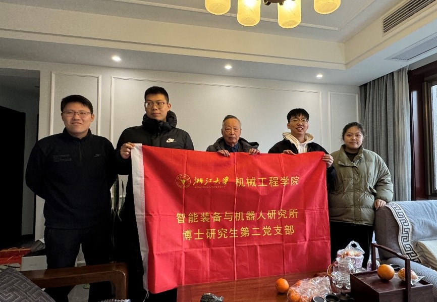 图片包含 室内, 天花板, 男人, 房间 AI 生成的内容可能不正确。