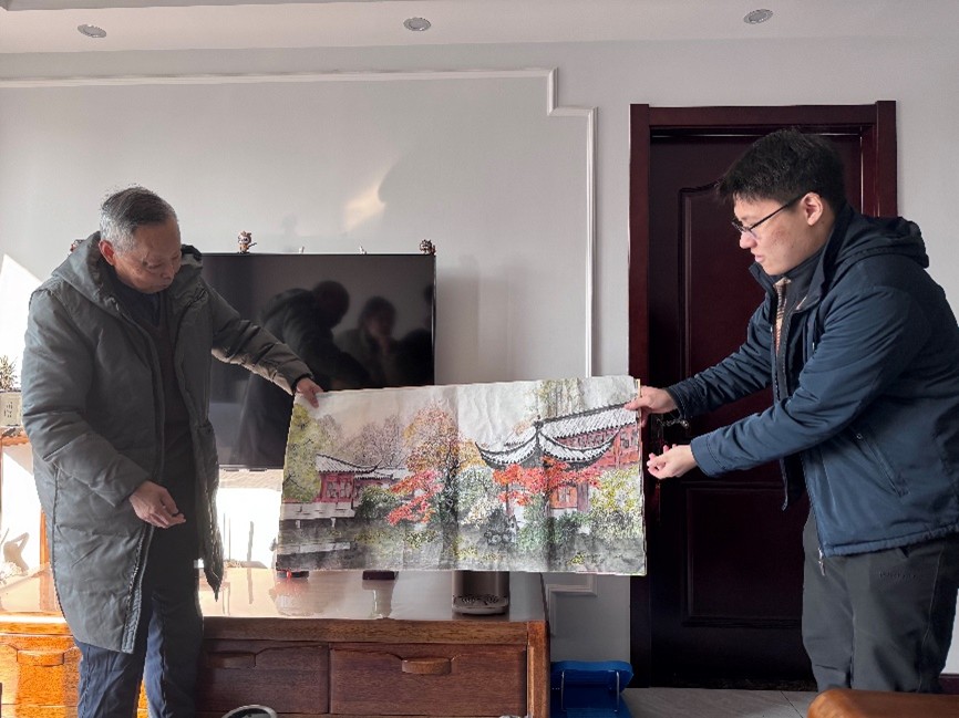 男人站在房间里 AI 生成的内容可能不正确。