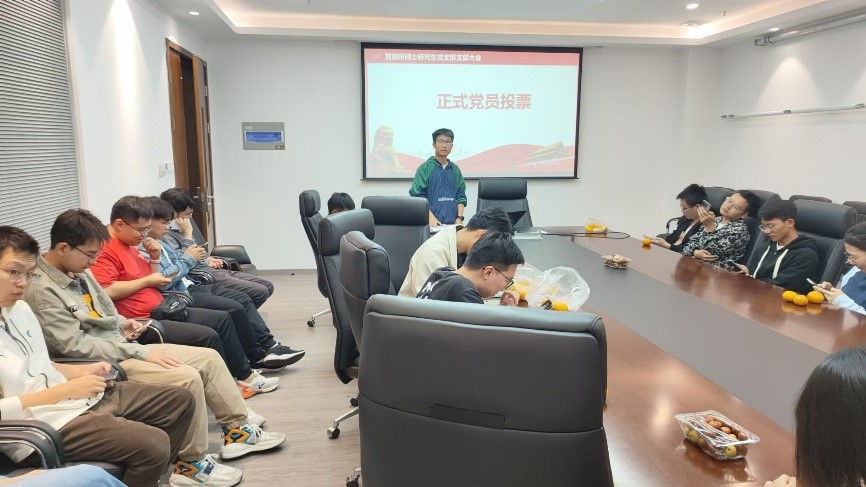 图片包含 室内, 人, 桌子, 房间 描述已自动生成