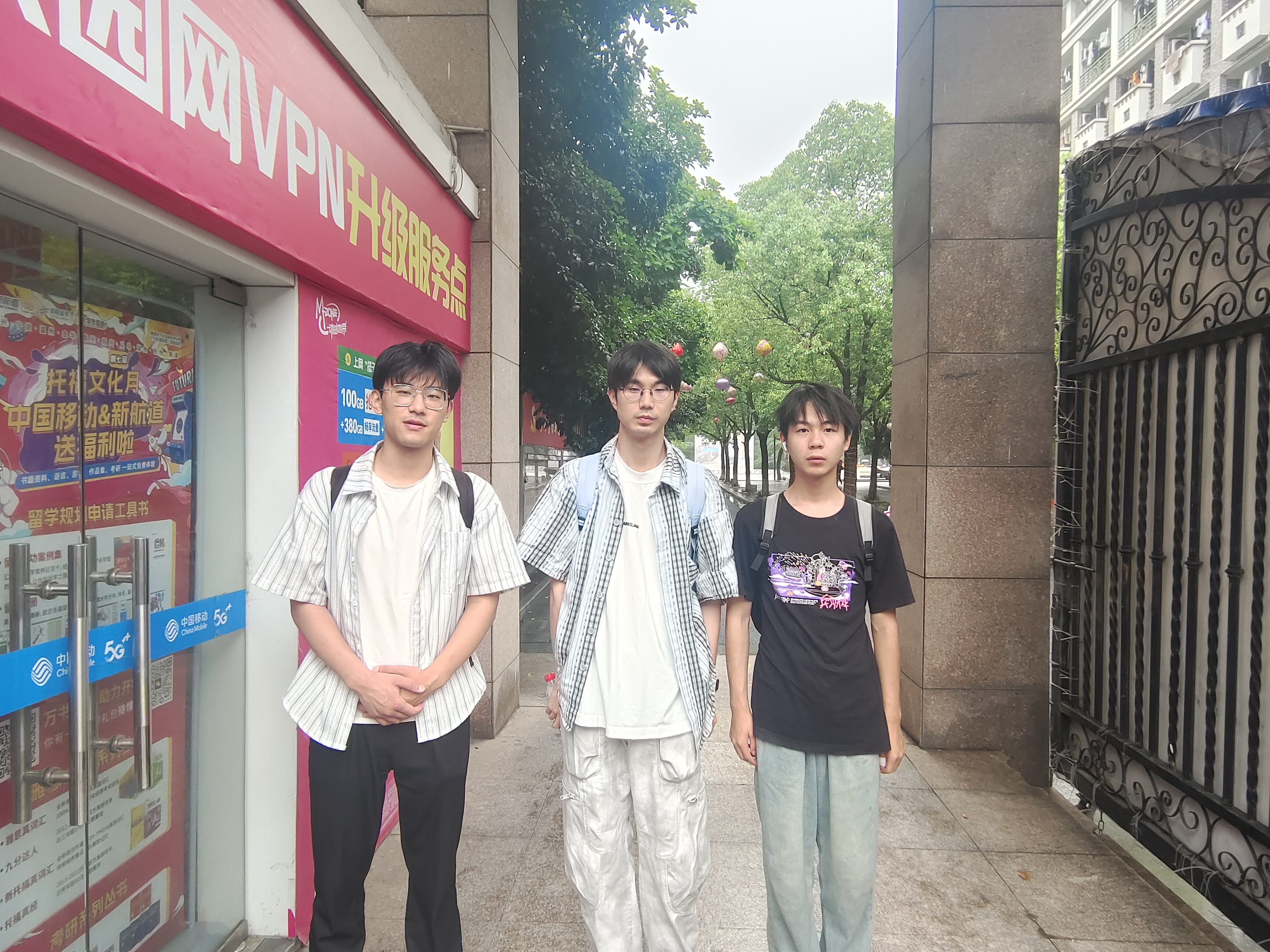 一些人站在商店前  AI 生成的内容可能不正确。