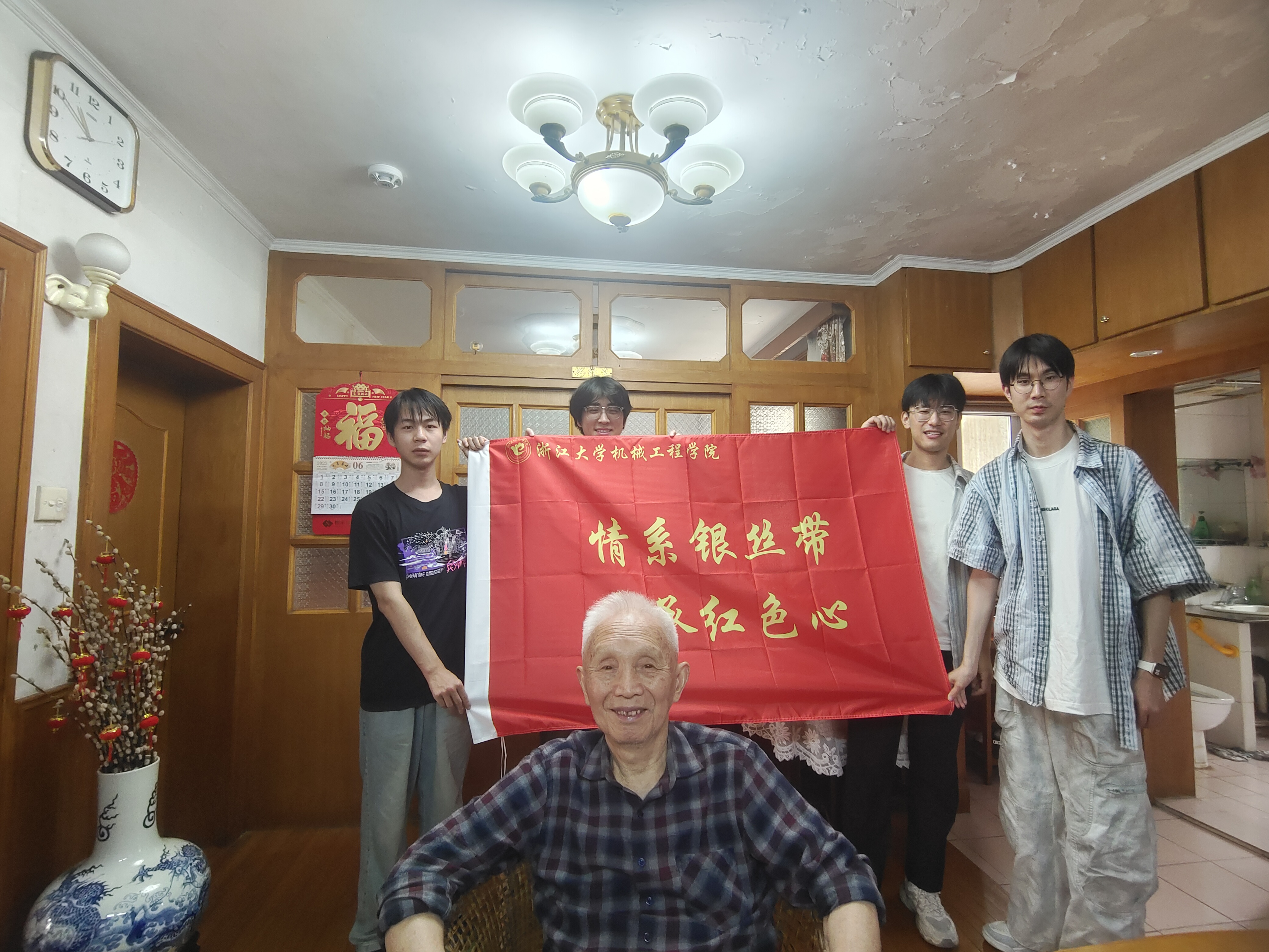 图片包含 天花板, 室内, 人, 男人  AI 生成的内容可能不正确。